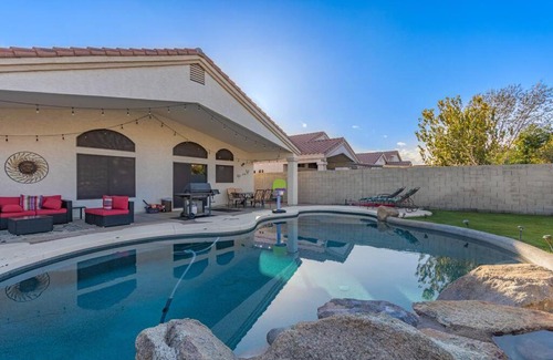 Chandler House | Desert Dame CHIC Family Retreat FREE POOL HEAT!