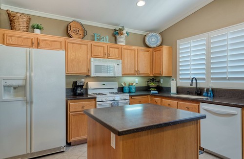 La Quinta House | Desert Getaway with Private Saltwater Pool and Hot Tub