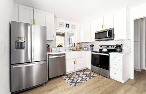 Joshua Tree House | Desert Oasis Home, Close to JT Park W/Hot Tub, Fire Pit, Climbing Wall.