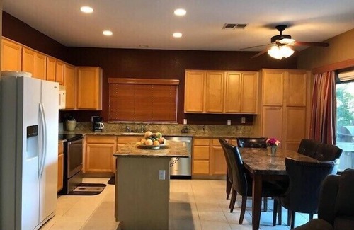 Sunrise House | Desert Oasis! Huge yard with pool, NFL, NASCAR, Golf & more in 15 min or less!