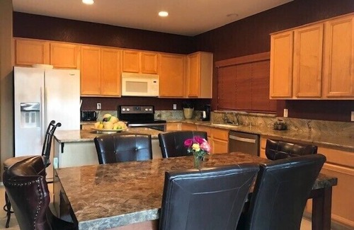 Sunrise House | Desert Oasis! Huge yard with pool, NFL, NASCAR, Golf & more in 15 min or less!