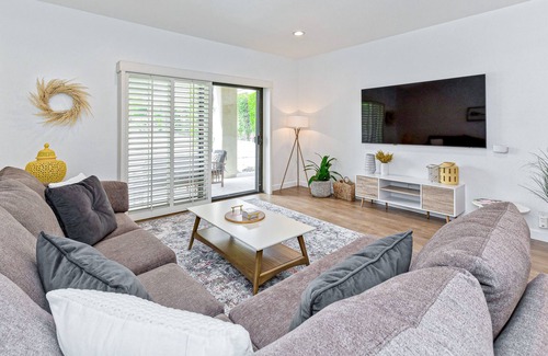 Palm Springs Condo | Desert Oasis on private golf course, steps to pool & hot tub - tennis & spa