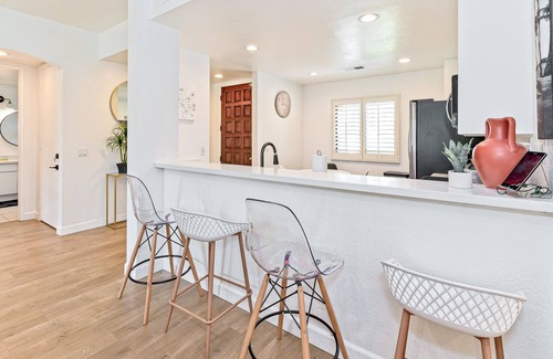 Palm Springs Condo | Desert Oasis on private golf course, steps to pool & hot tub - tennis & spa