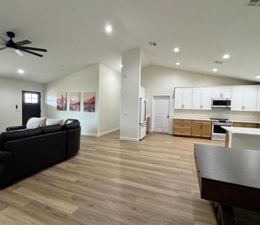 Drexel Heights House | Desert Peak Sol, 8min Gem Show, 10m Downtown