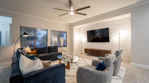 Queenland Manor House | Desert Queen Queen Creek
