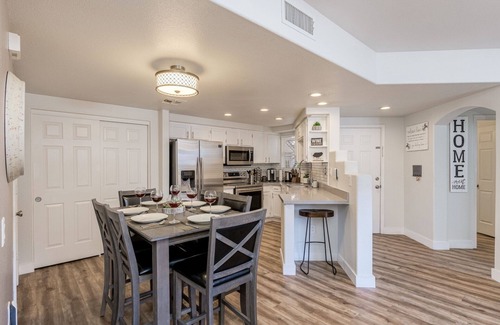 North Mountain Condo | 🌵Desert retreat gated, 3 pools, King beds, cable, WiFi, free parking, PAC MAN😃