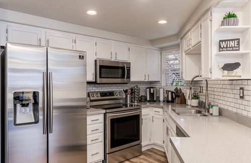 North Mountain Condo | 🌵Desert retreat gated, 3 pools, King beds, cable, WiFi, free parking, PAC MAN😃
