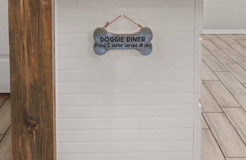 Chandler House | Desert Tails! Most pet friendly. Pool & fire pit.