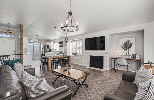 Chandler House | Desert Tails! Most pet friendly. Pool & fire pit.