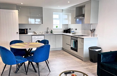 Elmbridge Apartment | Desford Delight: Modern 1Bedroom Near Heathrow Airport w/EV Charger
