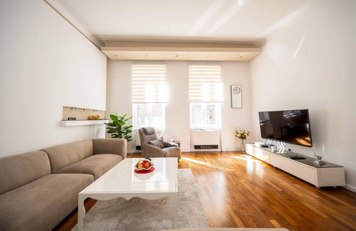 Old Town Apartment | Design 2BDR Apartment- Main Street