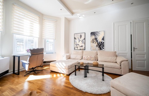 Old Town Apartment | Design 2BDR Apartment- Main Street