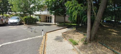 Petit Nanterre Apartment | Design 3 bedrooms appartment, near Champs Elysees