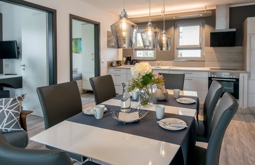 Bensheim Condo | Design apartment for 3-5 people with south-facing loggia and garden view. Near the lake!