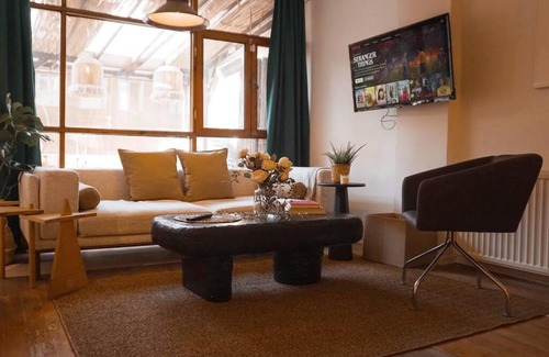 Besiktas Apartment | Design House with Garden in Besiktas Next to Zorlu