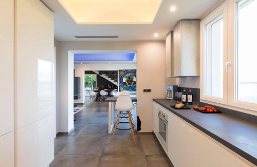 Syracuse Villa | Design luxury seafront villa with fantastic infinity pool