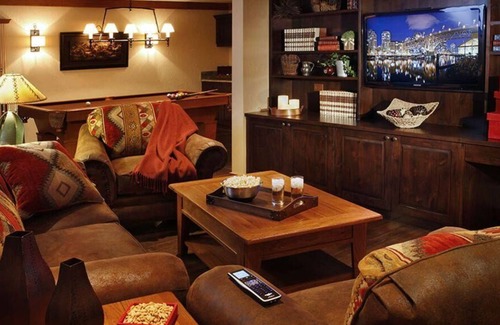 East Kootenay Cabin | Designed for families and friends with a loaded rec room and luxurious bedrooms