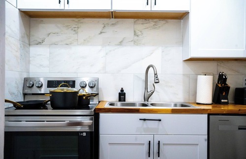 Montrose Apartment | Designer 1BR In Montrose- Luxe Amenities- Prime Location