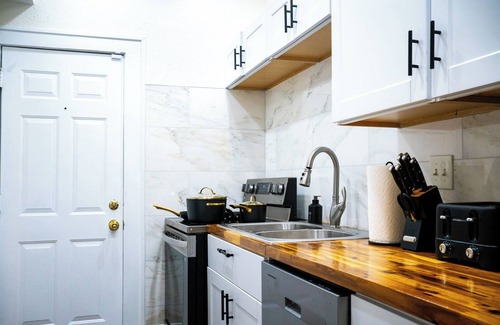 Montrose Apartment | Designer 1BR In Montrose- Luxe Amenities- Prime Location