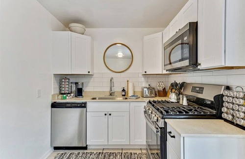 East Central Apartment | Designer 2 bd apt/1 King Bed/blocks from U of U