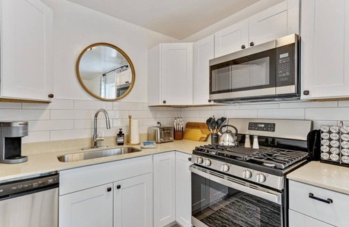East Central Apartment | Designer 2 bd apt/1 King Bed/blocks from U of U