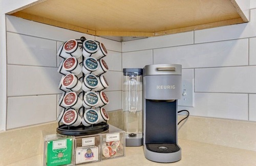 East Central Apartment | Designer 2 bd apt/1 King Bed/blocks from U of U
