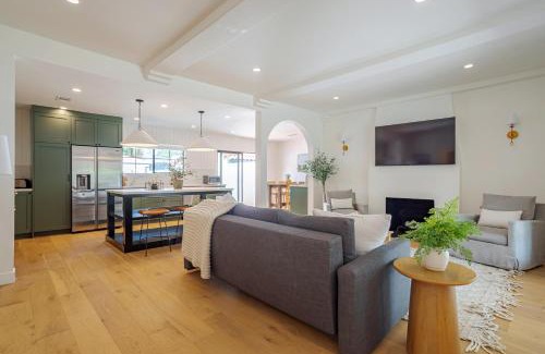Valley Glen House | Designer 2 bed near Universal sleeps 8 hot tub