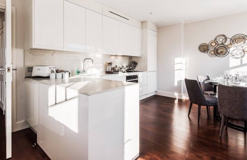 Ravenscourt Park Apartment | Designer 3 Bed Apartment with Balcony - 140