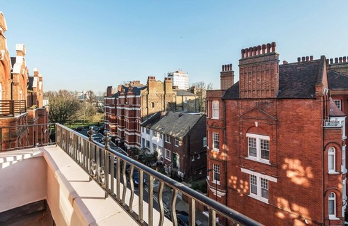 Ravenscourt Park Apartment | Designer 3 Bed Apartment with Balcony - 140