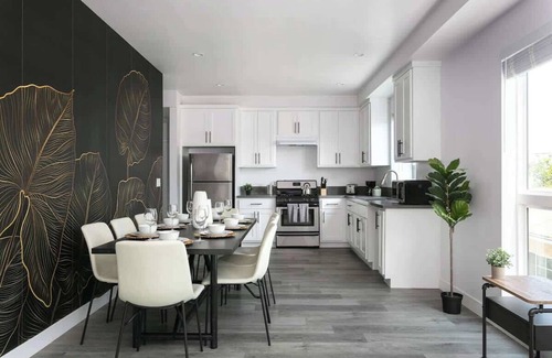 Mid City House | Designer 3BR Townhouse Sleeps 8 | Prime Location!