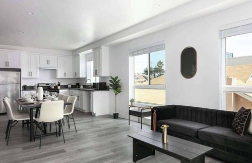 Mid City House | Designer 3BR Townhouse Sleeps 8 | Prime Location!