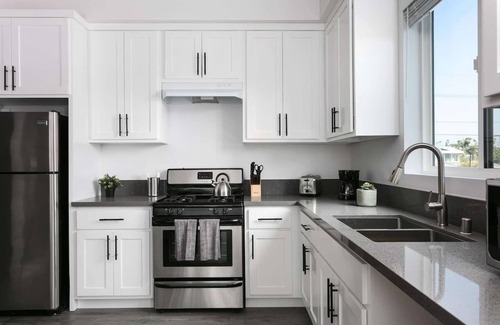 Mid City House | Designer 3BR Townhouse Sleeps 8 | Prime Location!