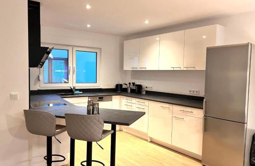 Sinsheim Apartment | Designer Apartment in Sinsheim Erstbezug 75 TV mit Netflix und offene Küche WeHome Premium
