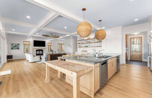 Kilmarnock House | Designer Bayfront + Priv. Beach + Kayaks + Porches