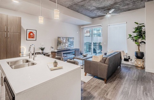Rio Grande Apartment | Designer- by Convention CenterPool, HTub, 24/7 Gym