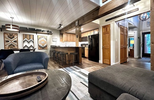 Lake Harmony House | Designer Cabin 3-Min Walk to Exclusive Lake Club! 2-Min Drive to Ski Lifts!