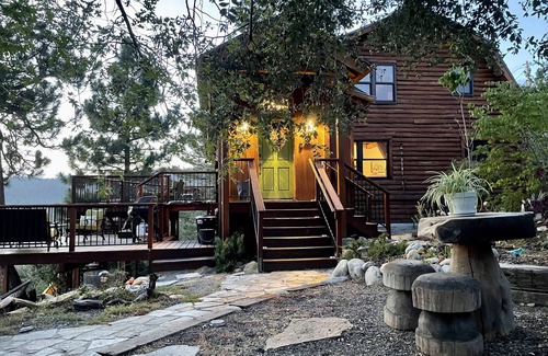 Idyllwild Cabin | Designer cabin treehouse on acre with amazing views and privacy