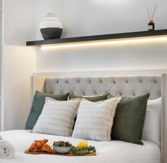 Redcliffe Apartment | Designer Chelsea Apartment up to 6 guests