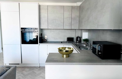 Stratford Apartment | Designer Chic, In Vibrant London Olympic Park