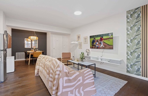 Edmonds Apartment | Designer Daylight Basement: Near Edmonds Downtown