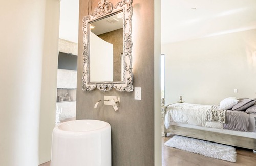 Santa Fe House | Designer desert stay on 45 acres with grand views, patio, soaking tub & W/D