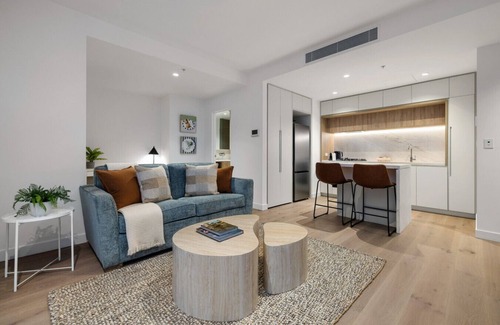 Melbourne Central Business District Apartment | Designer Elegant CBD Retreat