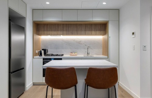 Melbourne Central Business District Apartment | Designer Elegant CBD Retreat