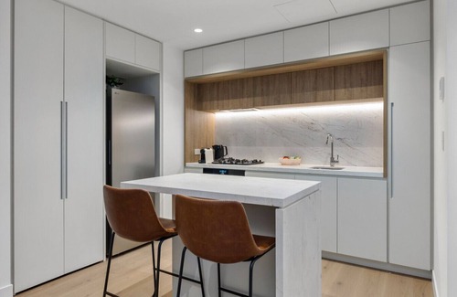 Melbourne Central Business District Apartment | Designer Elegant CBD Retreat