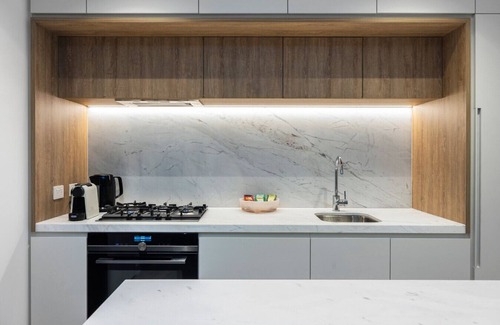 Melbourne Central Business District Apartment | Designer Elegant CBD Retreat