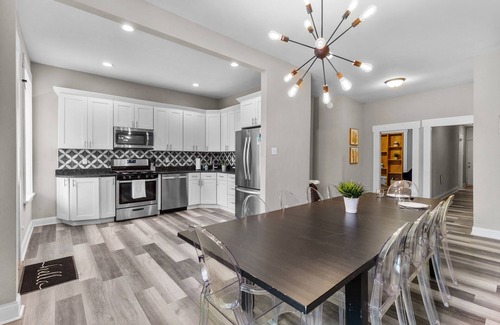 Shaw House | Designer Home in Shaw Right Side - JZ Vacation Rentals