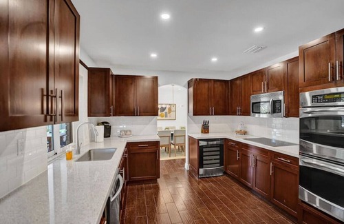 Imperial Point House | Designer Home - Private Pool & BBQ - 1.5mi to Beach