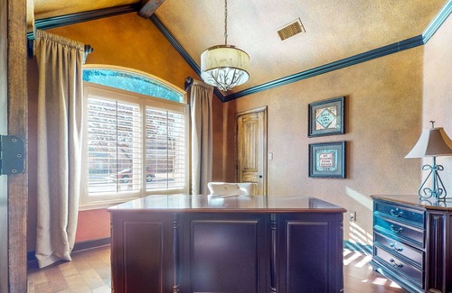 Lubbock House | Designer Home - Private Pool, Pool Spa, Outdoor Kitchen, Office, Dog-Friendly