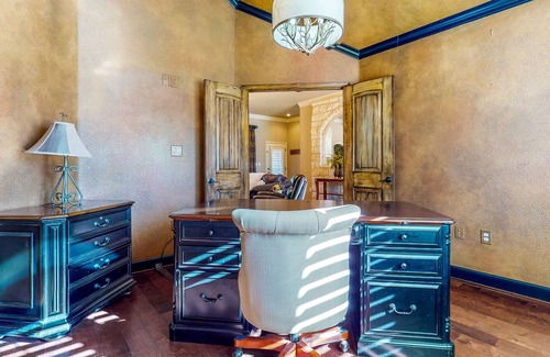 Lubbock House | Designer Home - Private Pool, Pool Spa, Outdoor Kitchen, Office, Dog-Friendly