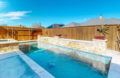 Lubbock House | Designer Home - Private Pool, Pool Spa, Outdoor Kitchen, Office, Dog-Friendly